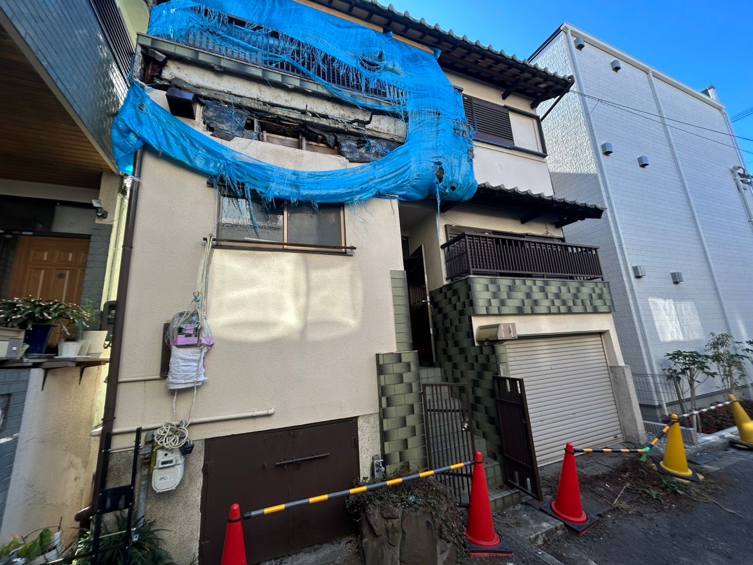 堺市より堀込車庫付き再建築可の戸建（Before（再生前） 写真1）