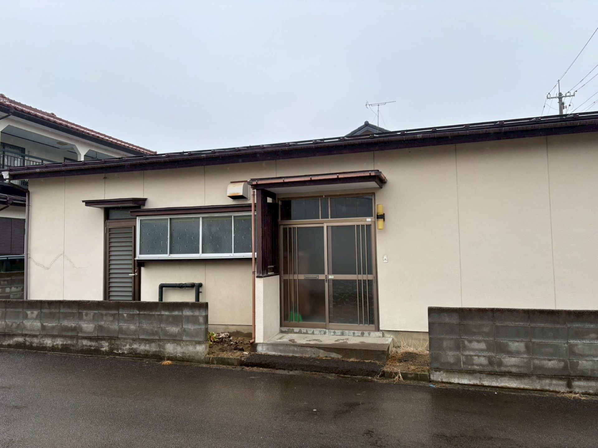 東北最大級の温泉街に溶け込んだ平屋住宅（Before（再生前） 写真1）