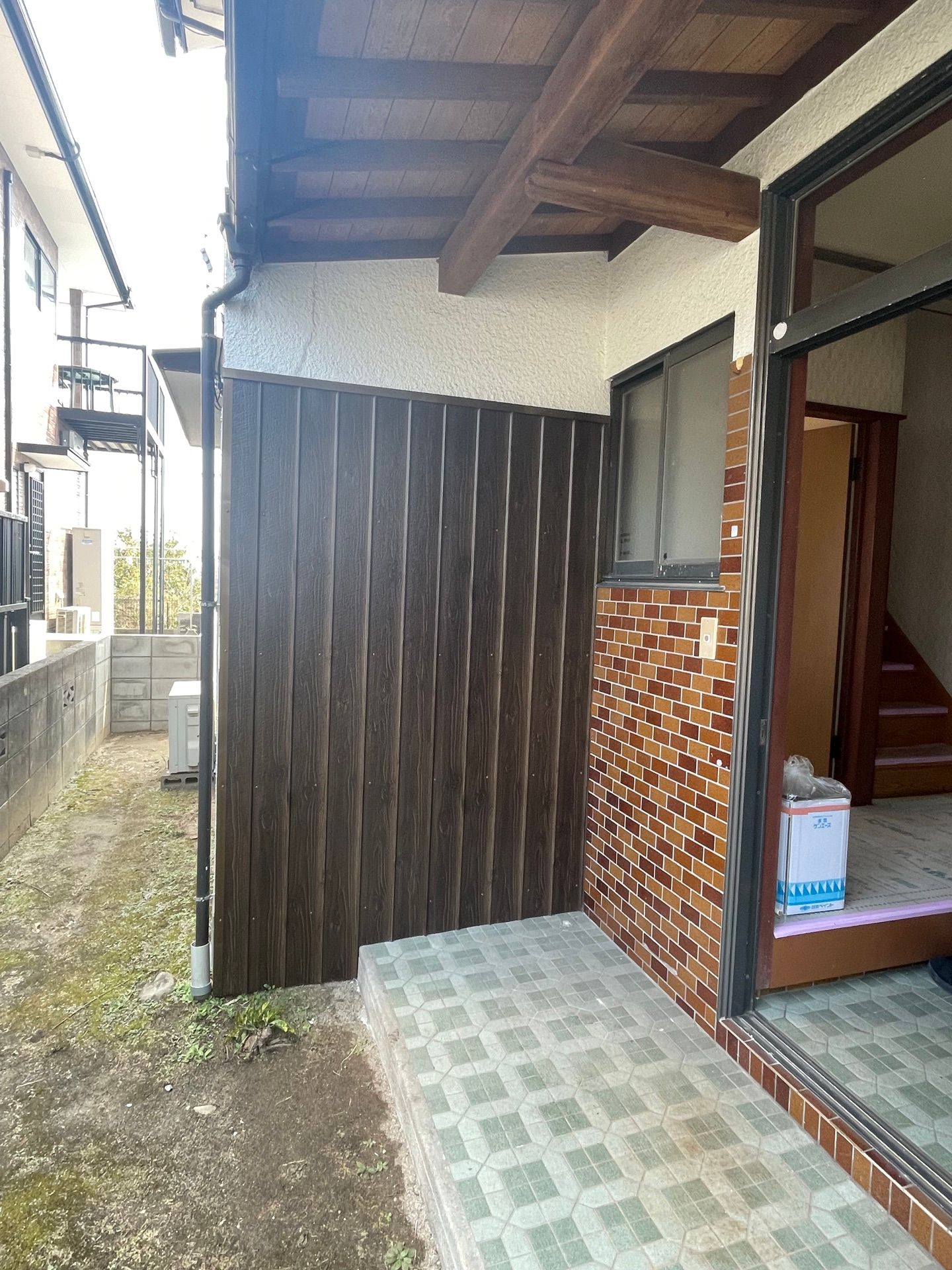 瀬戸内と宮島を望む家の写真