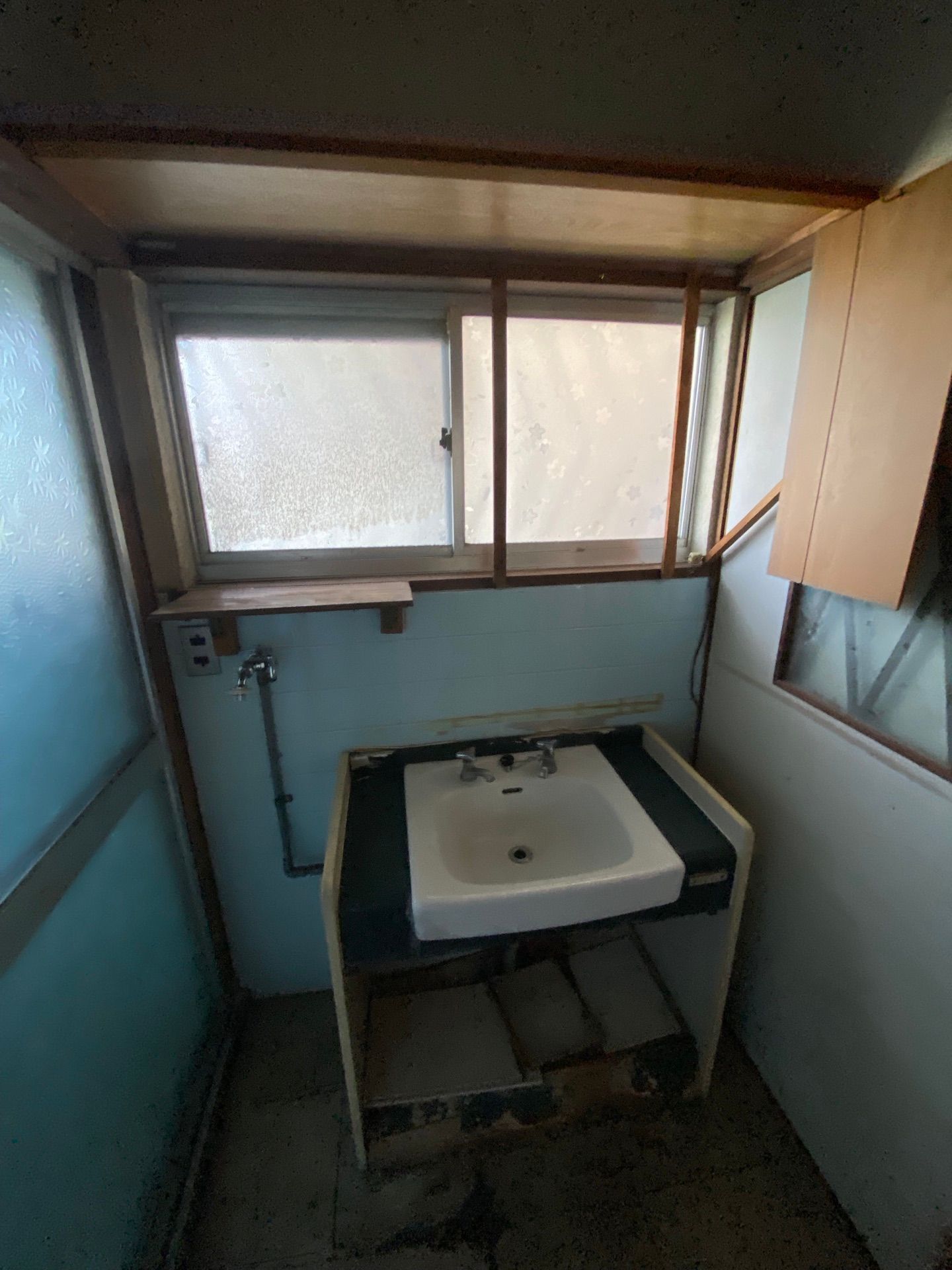 屋根付き駐車スペースの有る　フルリノベーション物件（Before（再生前） 写真5）