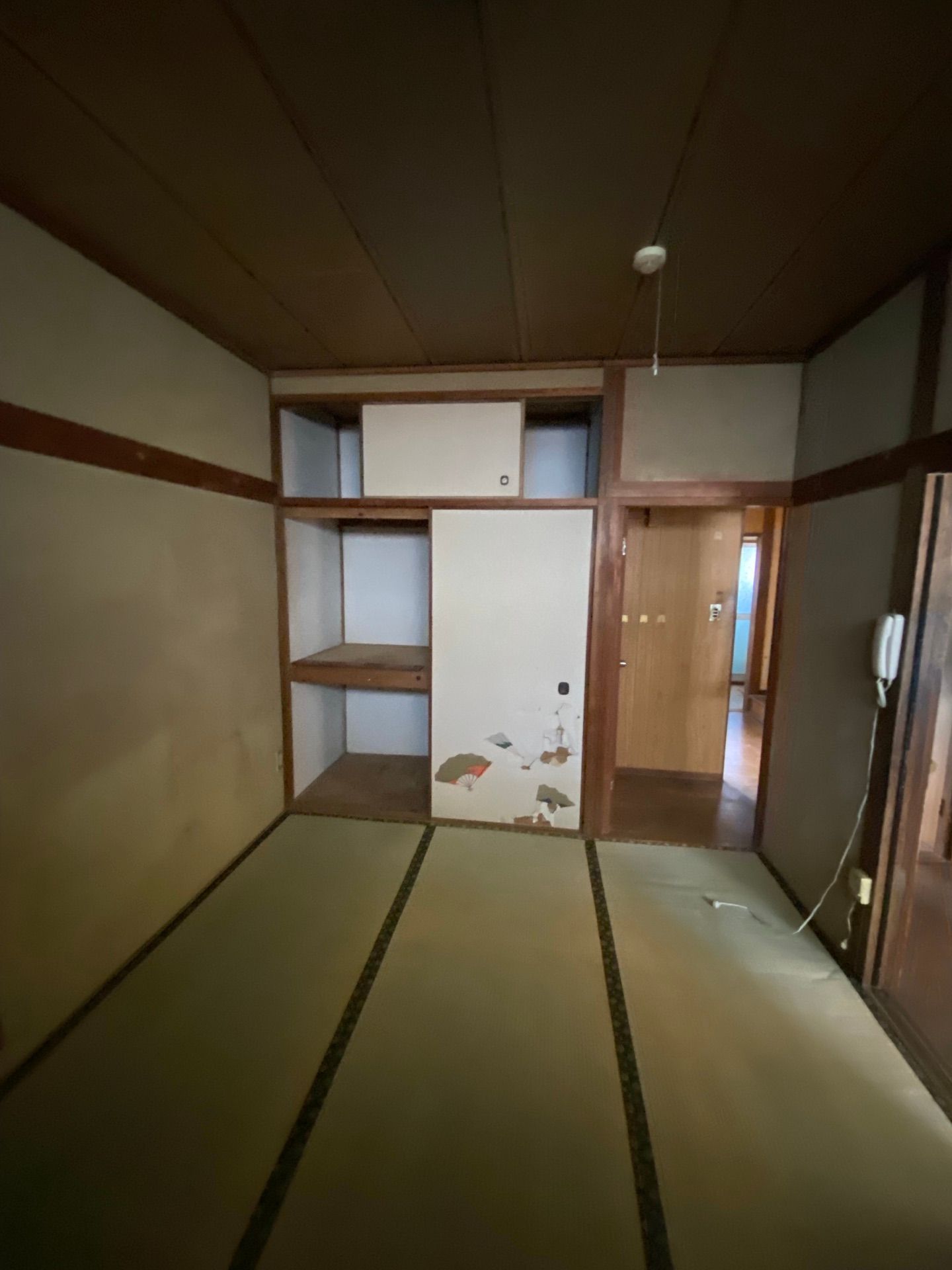 屋根付き駐車スペースの有る　フルリノベーション物件（Before（再生前） 写真3）