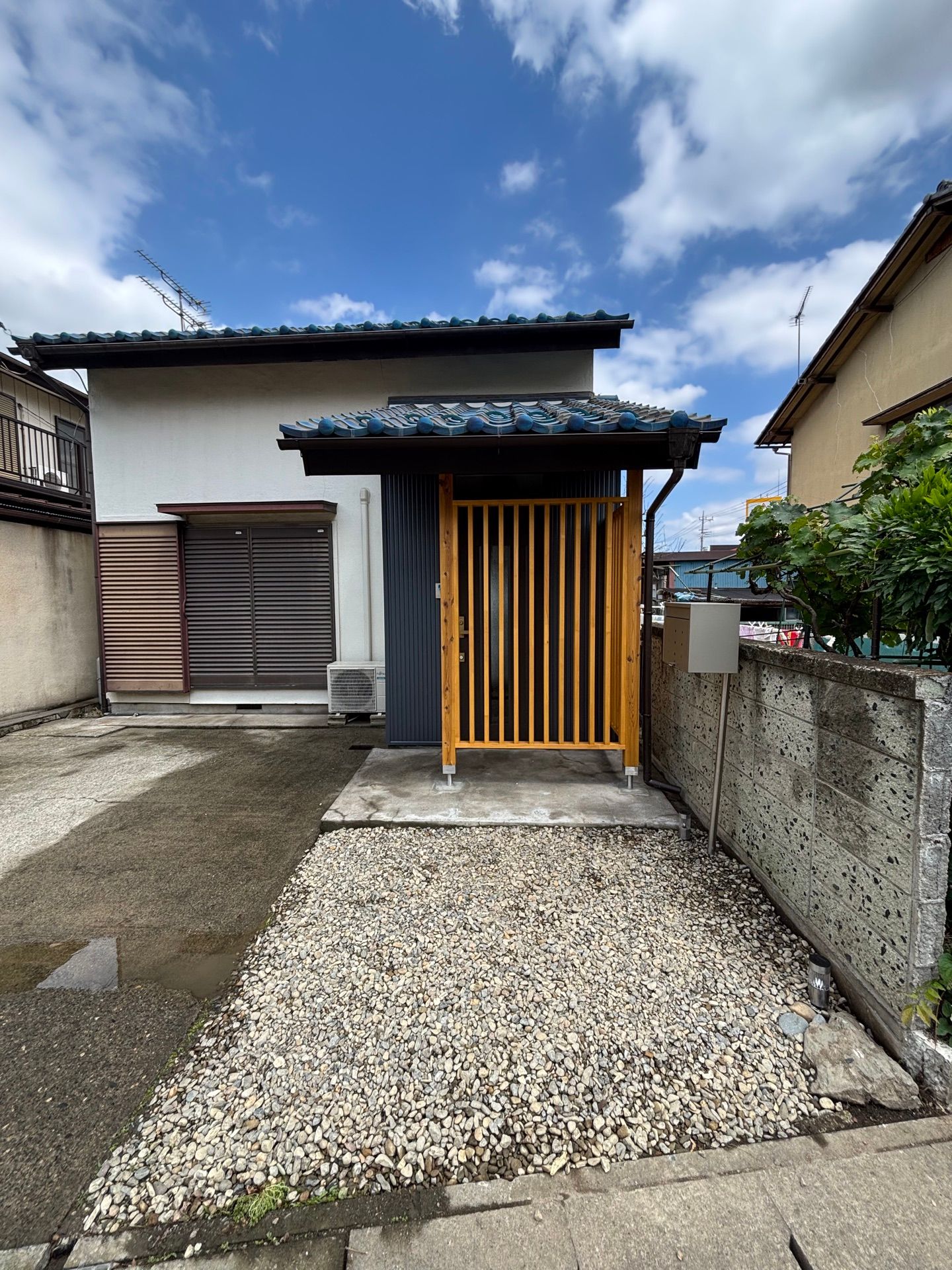 玄関吹き抜けと屋根裏収納がある家の写真
